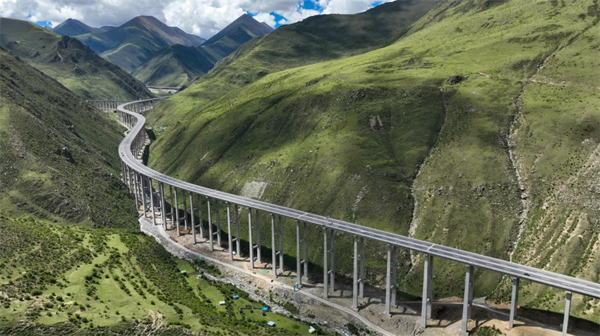 Rede de transporte abrangente impulsiona o desenvolvimento em Xizang