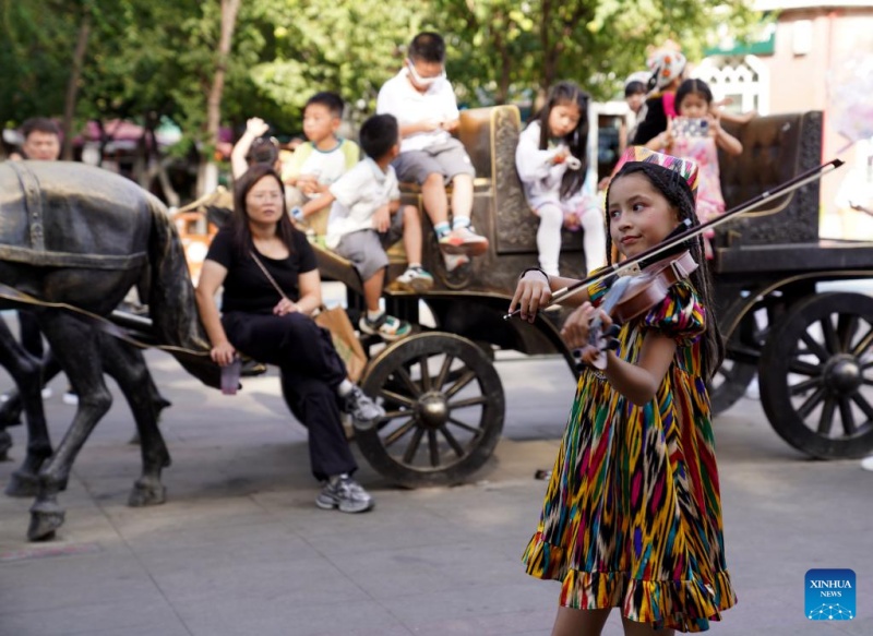 Visitantes s?o atraídos pelas paisagens naturais e atra??es culturais únicas em Xinjiang