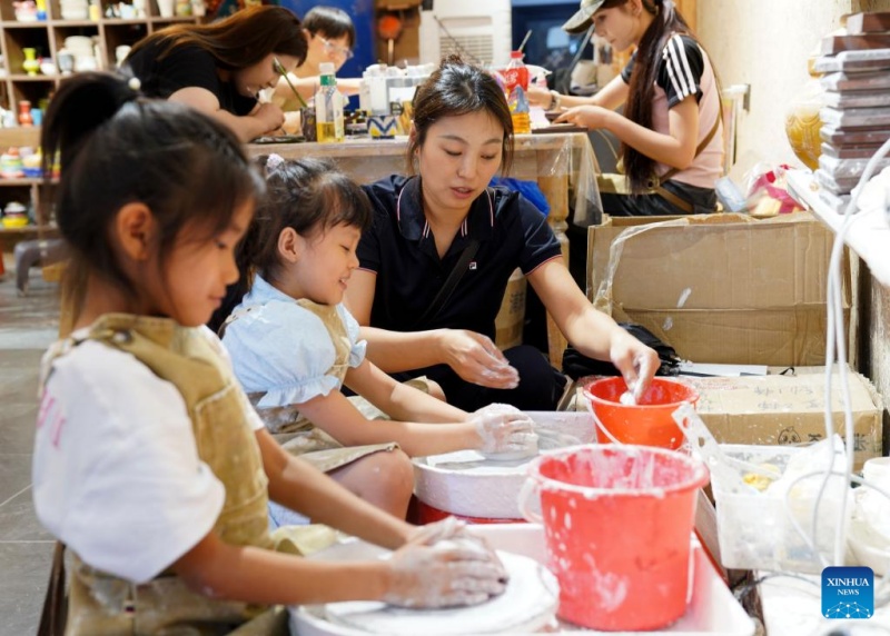 Visitantes s?o atraídos pelas paisagens naturais e atra??es culturais únicas em Xinjiang