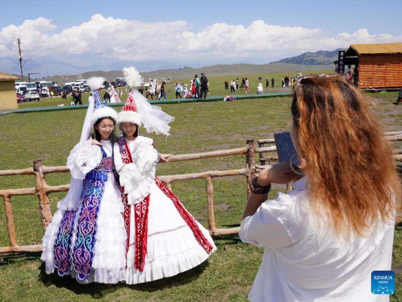 Visitantes s?o atraídos pelas paisagens naturais e atra??es culturais únicas em Xinjiang