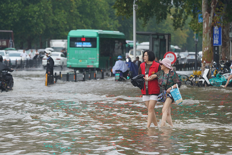 Chuvas intensas atingem Zhengzhou, centro da China