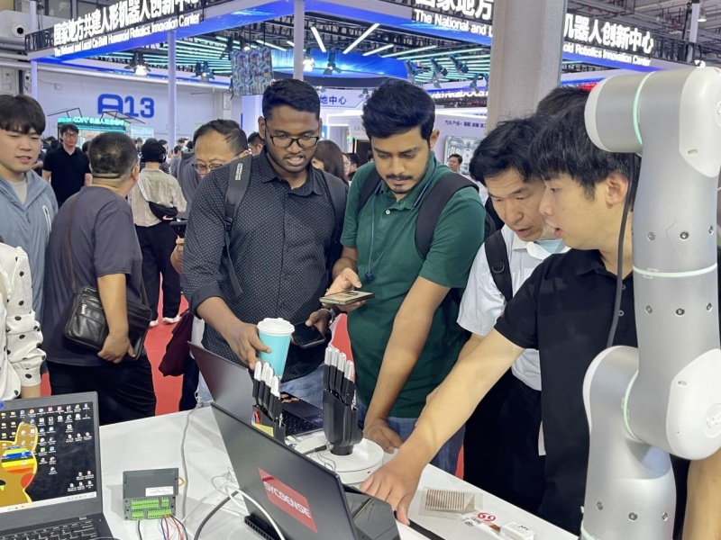 Conferência Mundial de Rob?s revela a tendência futura de rob?s com inteligência incorporada