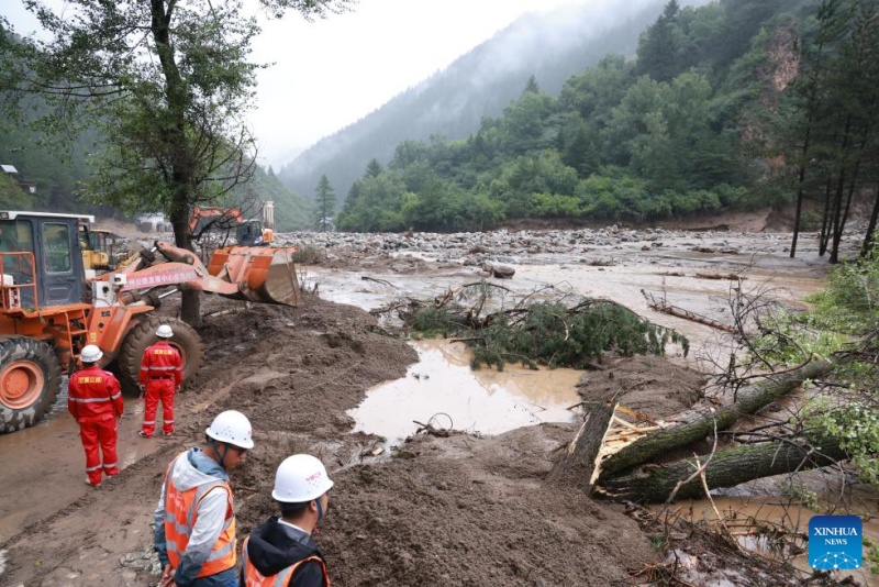 Socorro em andamento após enxurradas deixarem 10 mortos e 33 desaparecidos em Gansu, noroeste da China