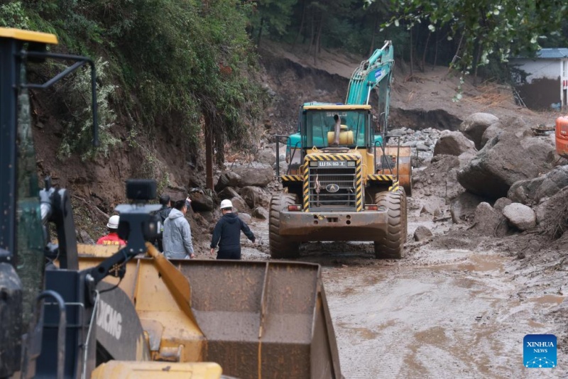 Socorro em andamento após enxurradas deixarem 10 mortos e 33 desaparecidos em Gansu, noroeste da China