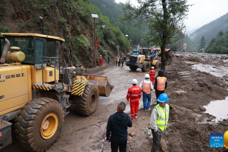 Socorro em andamento após enxurradas deixarem 10 mortos e 33 desaparecidos em Gansu, noroeste da China