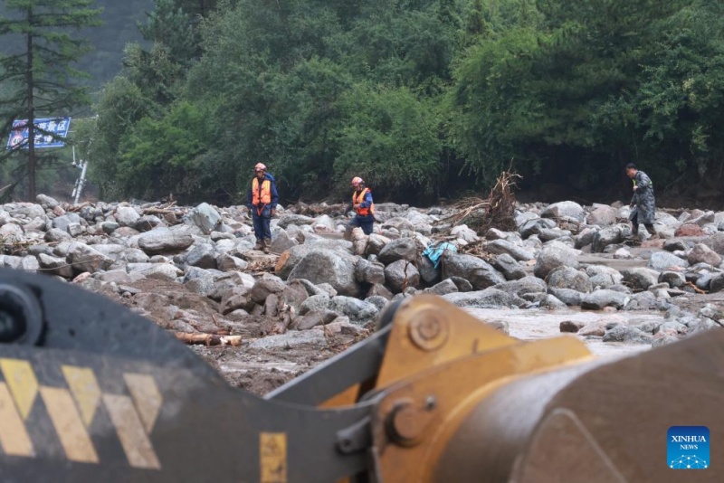 Socorro em andamento após enxurradas deixarem 10 mortos e 33 desaparecidos em Gansu, noroeste da China