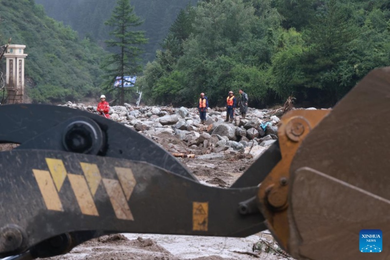 Socorro em andamento após enxurradas deixarem 10 mortos e 33 desaparecidos em Gansu, noroeste da China