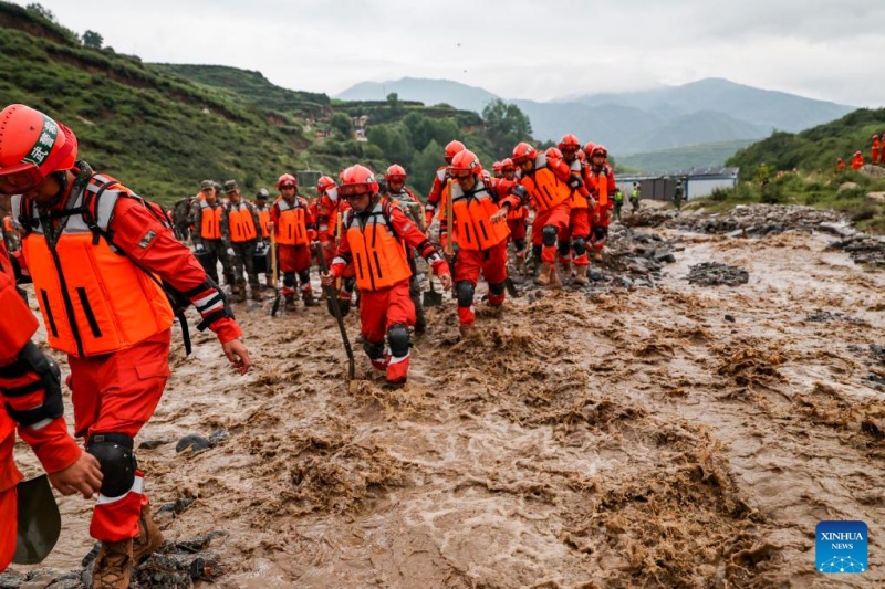 Resgate em andamento após torrentes de montanha deixarem 10 mortos e 33 desaparecidos em Gansu da China