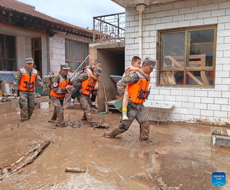 Resgate em andamento após torrentes de montanha deixarem 10 mortos e 33 desaparecidos em Gansu da China