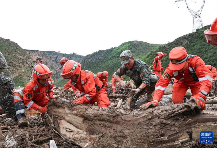 Polícia armada realiza resgate em Gansu