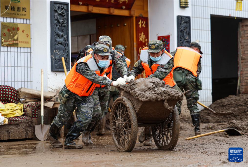 Polícia armada realiza resgate em Gansu
