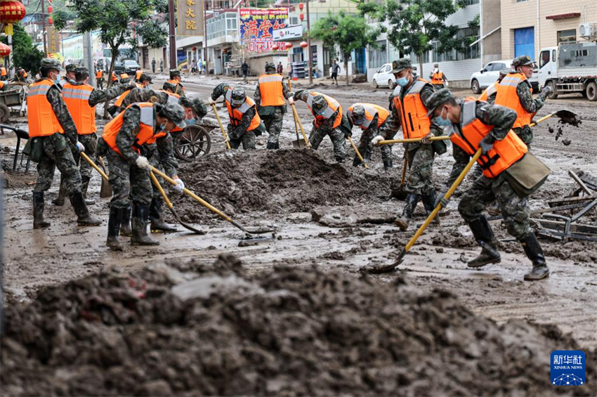 Polícia armada realiza resgate em Gansu