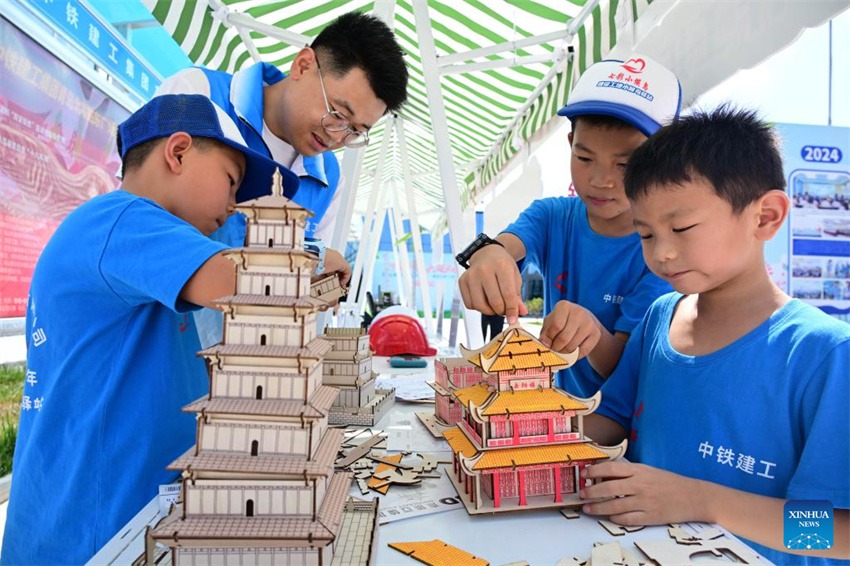 China: crian?as aproveitam férias de ver?o em todo o país