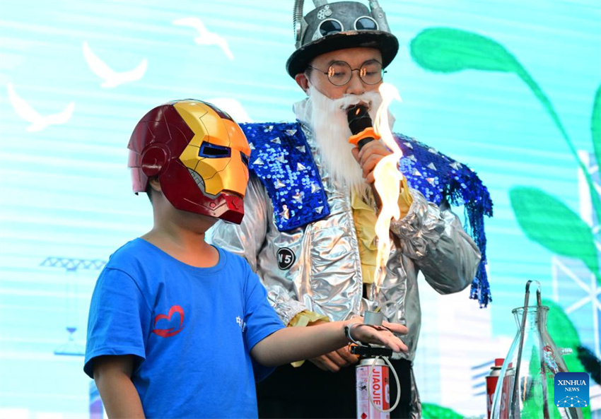 China: crian?as aproveitam férias de ver?o em todo o país