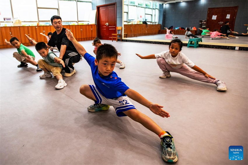 China: crian?as aproveitam férias de ver?o em todo o país