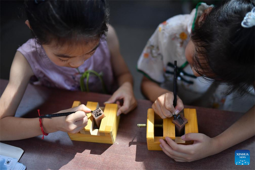 China: crian?as aproveitam férias de ver?o em todo o país