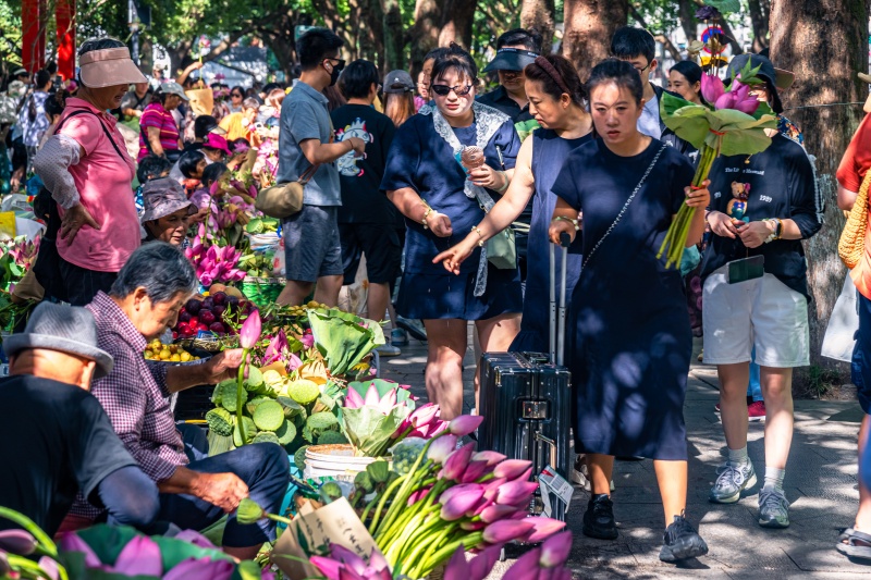 Suzhou celebra temporada de flora??o com mercado de lótus movimentado