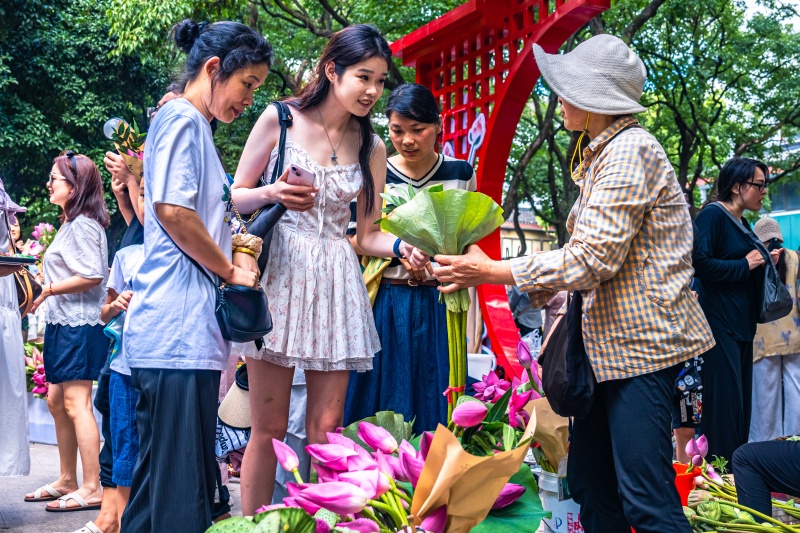 Suzhou celebra temporada de flora??o com mercado de lótus movimentado
