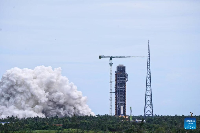 Foguete transportador chinês Longa Marcha-10 faz sucesso no primeiro teste de igni??o estática