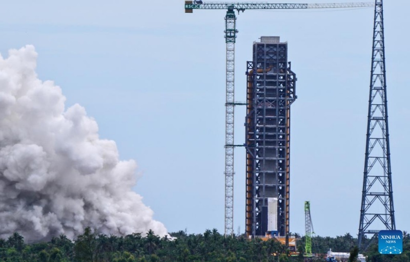 Foguete transportador chinês Longa Marcha-10 faz sucesso no primeiro teste de igni??o estática