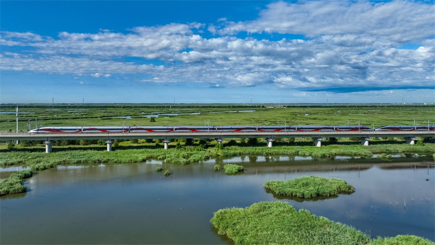 Ferrovia de alta velocidade mais ao norte da China comemora 10o aniversário