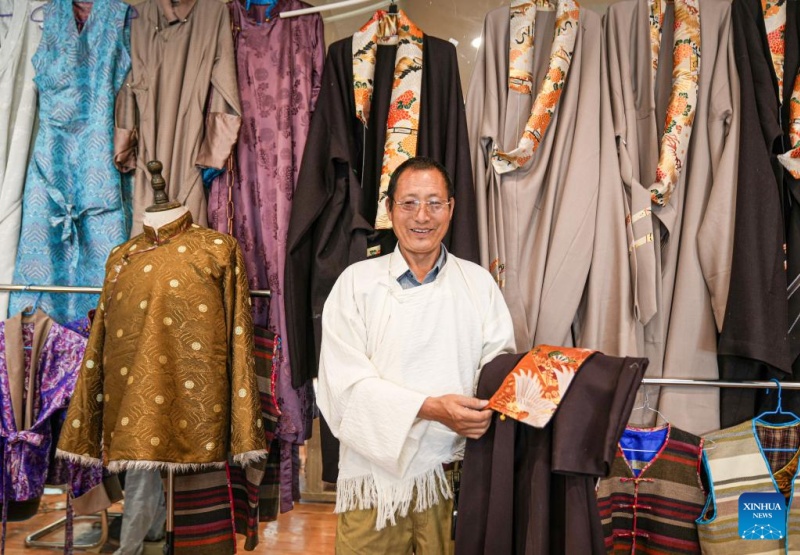 Herdeiro da técnica de confec??o de trajes de Lhasa em Xizang