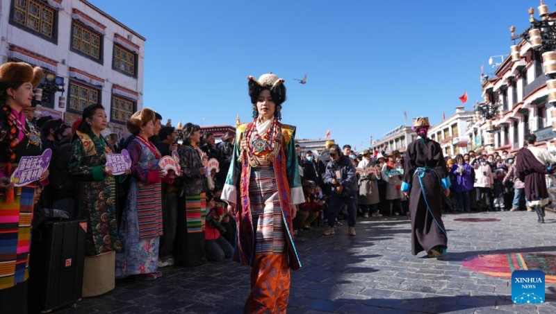 Herdeiro da técnica de confec??o de trajes de Lhasa em Xizang
