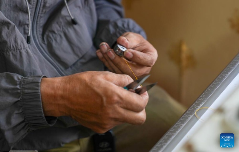 Herdeiro da técnica de confec??o de trajes de Lhasa em Xizang