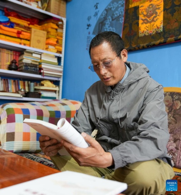 Herdeiro da técnica de confec??o de trajes de Lhasa em Xizang