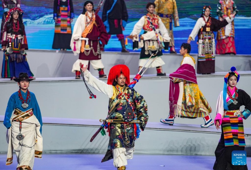 Herdeiro da técnica de confec??o de trajes de Lhasa em Xizang