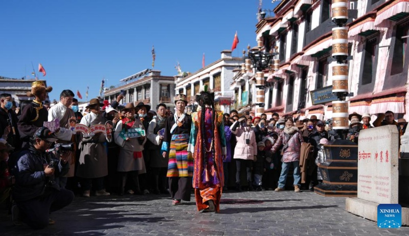 Herdeiro da técnica de confec??o de trajes de Lhasa em Xizang