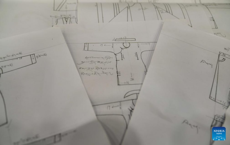 Herdeiro da técnica de confec??o de trajes de Lhasa em Xizang