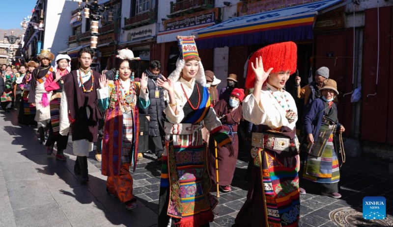 Herdeiro da técnica de confec??o de trajes de Lhasa em Xizang