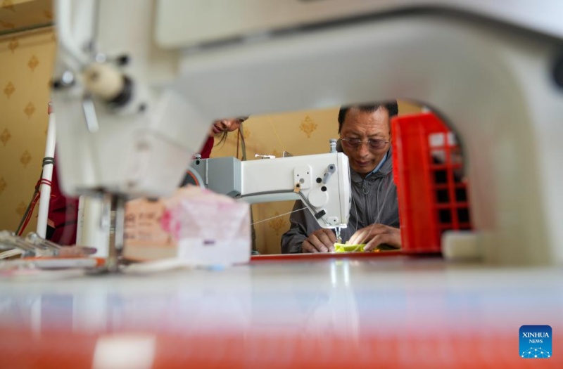 Herdeiro da técnica de confec??o de trajes de Lhasa em Xizang
