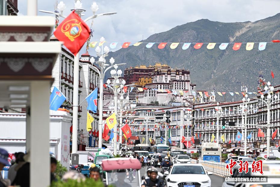 Contagem regressiva para 60o aniversário da Regi?o Aut?noma de Xizang: ruas de Lhasa ganham clima festivo