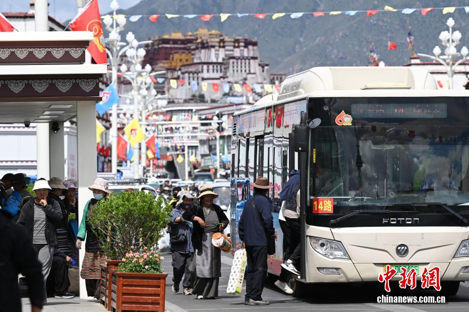 Contagem regressiva para 60o aniversário da Regi?o Aut?noma de Xizang: ruas de Lhasa ganham clima festivo