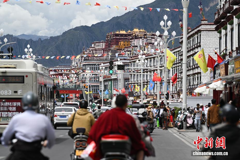 Contagem regressiva para 60o aniversário da Regi?o Aut?noma de Xizang: ruas de Lhasa ganham clima festivo