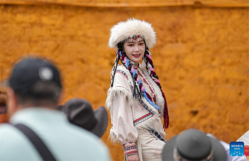 Galeria: turistas se adornam em trajes tibetanos tradicionais em Xizang