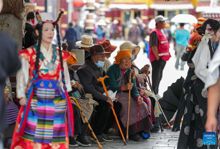 Galeria: turistas se adornam em trajes tibetanos tradicionais em Xizang