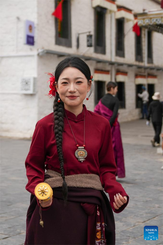 Galeria: turistas se adornam em trajes tibetanos tradicionais em Xizang