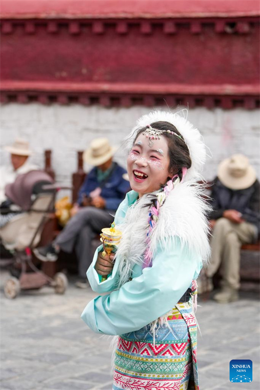 Galeria: turistas se adornam em trajes tibetanos tradicionais em Xizang