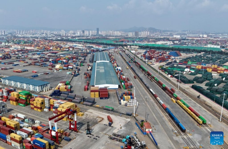 Porto de Qingdao adiciona 22 novas rotas de comércio externo em 2025