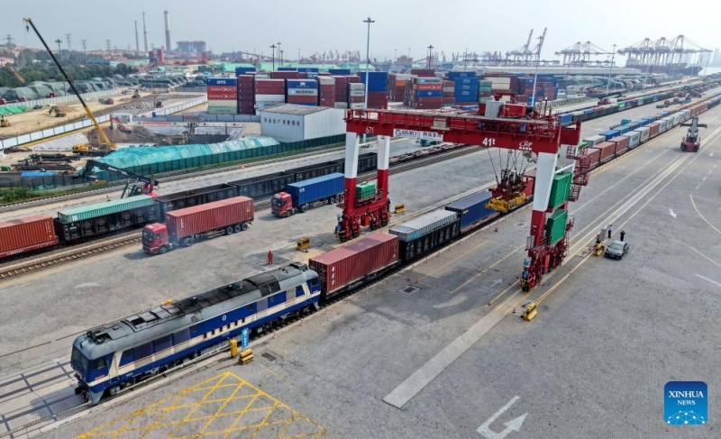 Porto de Qingdao adiciona 22 novas rotas de comércio externo em 2025