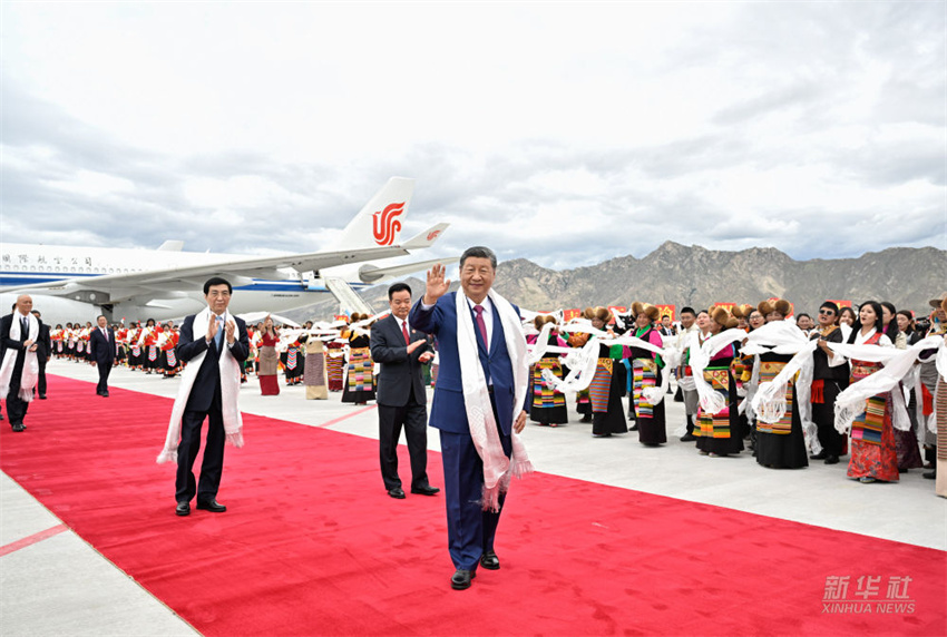 Xi Jinping chega a Lhasa para celebra??es do 60o aniversário de funda??o da Regi?o Aut?noma de Xizang