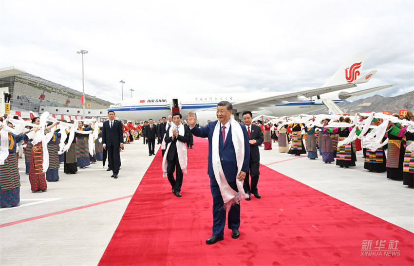 Xi Jinping chega a Lhasa para celebra??es do 60o aniversário de funda??o da Regi?o Aut?noma de Xizang