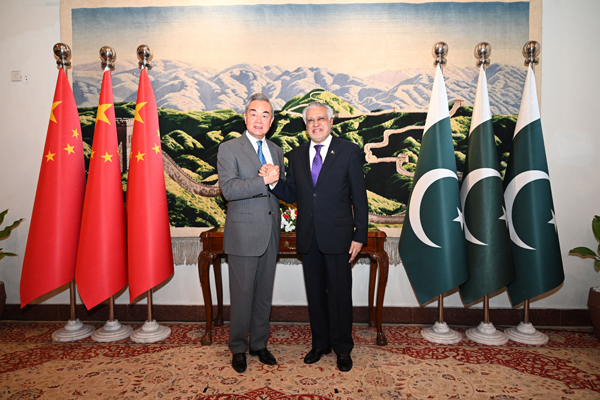 Chanceler chinês realiza diálogo estratégico com seu homólogo paquistanês