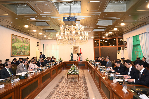 Chanceler chinês realiza diálogo estratégico com seu homólogo paquistanês