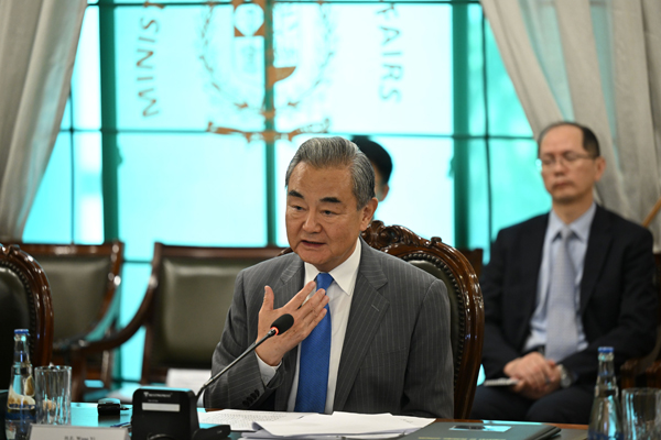 Chanceler chinês realiza diálogo estratégico com seu homólogo paquistanês