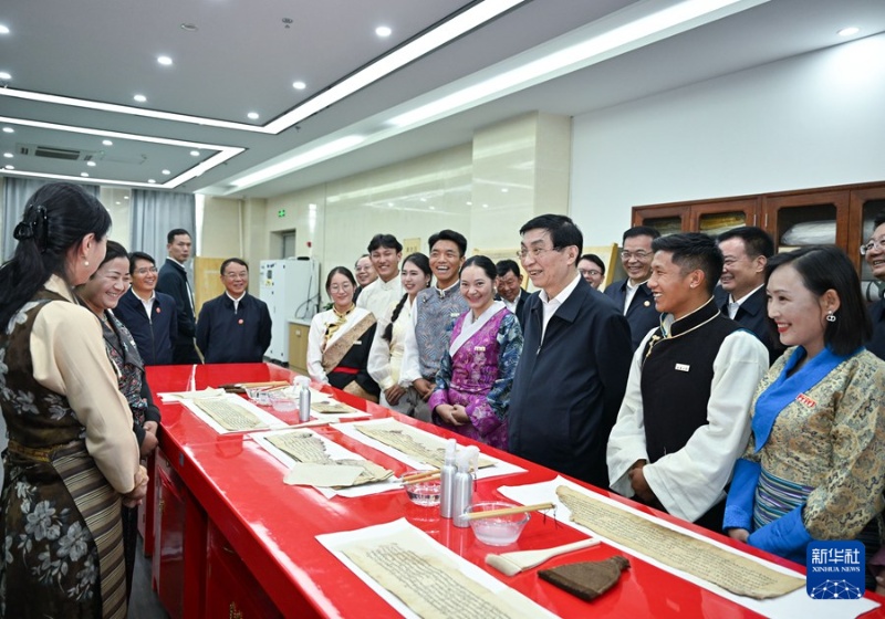 Delega??o central visita funcionários e residentes em Lhasa