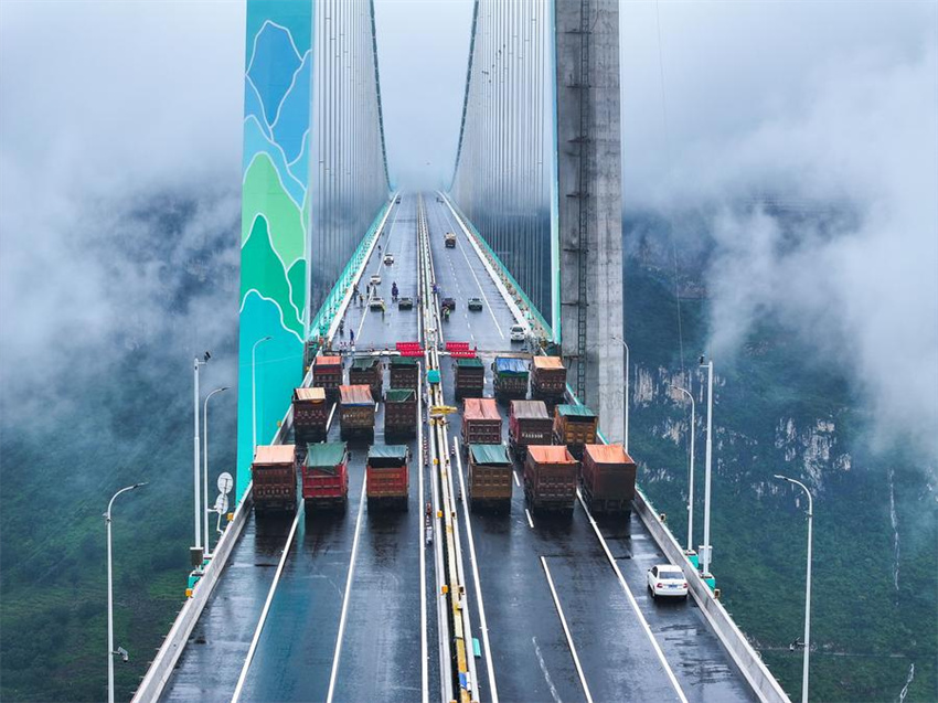 Ponte mais alta do mundo pronta para teste de carga em Guizhou, sudoeste da China